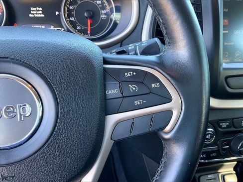 Used 2017 Jeep Cherokee Limited image 12