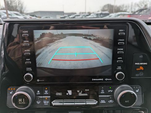 Used 2022 Toyota Highlander XLE image 12