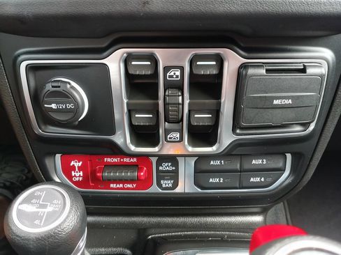 Used 2024 Jeep Wrangler Unlimited Rubicon 4xe w/ Convenience Group AWD/4WD image 5