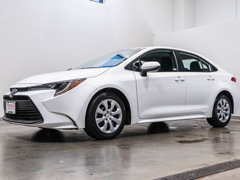 Certified 2025 Toyota Corolla LE FWD image 3