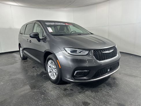 Used 2023 Chrysler Pacifica Touring-L image 3