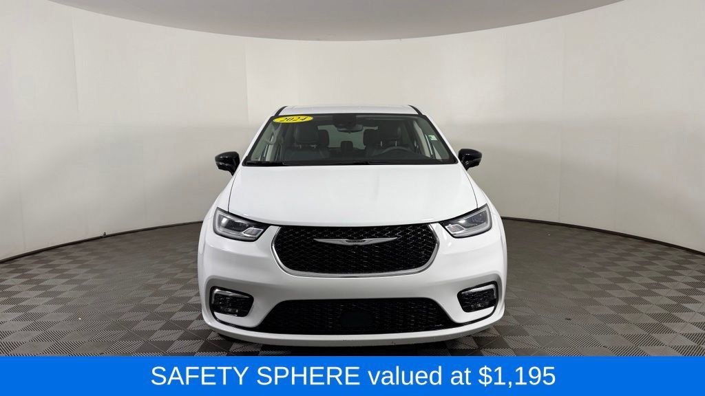 Used 2024 Chrysler Pacifica Touring-L AWD/4WD image 2