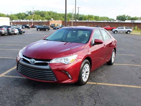 Used 2017 Toyota Camry LE FWD image 2