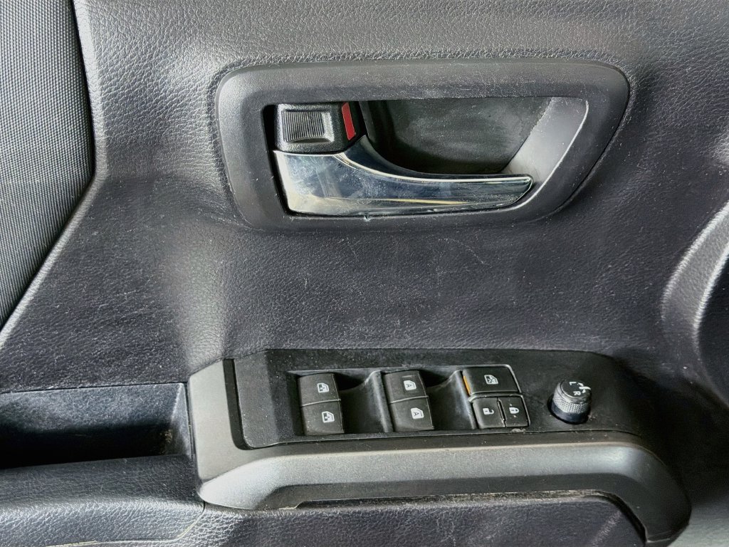 Used 2020 Toyota Tacoma TRD Off-Road w/ Technology Package AWD/4WD image 17