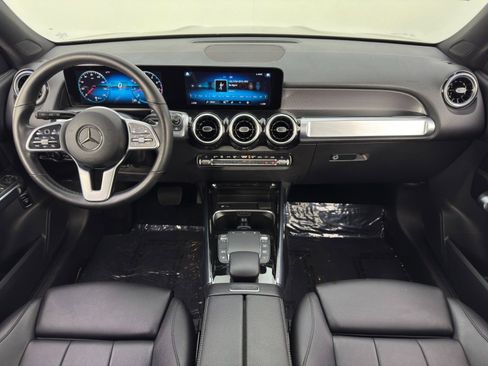 Used 2022 Mercedes-Benz GLB 250 w/ Premium Package image 11