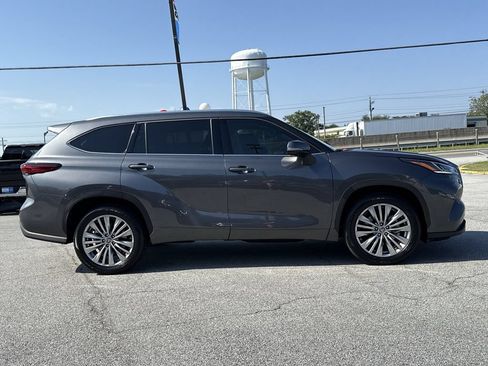 Used 2023 Toyota Highlander Platinum FWD image 34