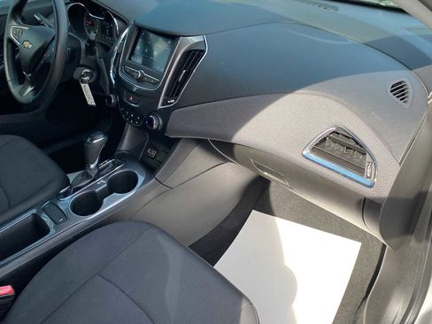 Used 2019 Chevrolet Cruze LT image 24