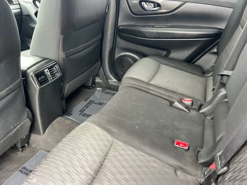 Used 2017 Nissan Rogue SV image 4