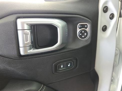 Used 2020 Jeep Wrangler Unlimited Sahara AWD/4WD image 20