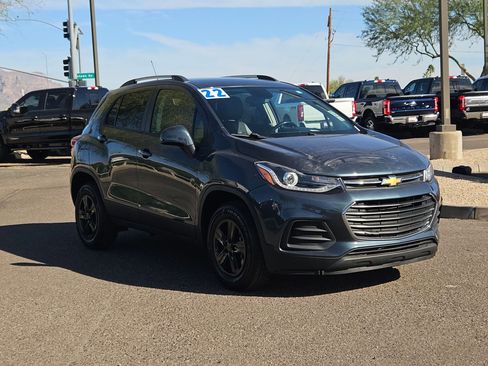 Used 2022 Chevrolet Trax LT w/ LT Convenience Package image 3