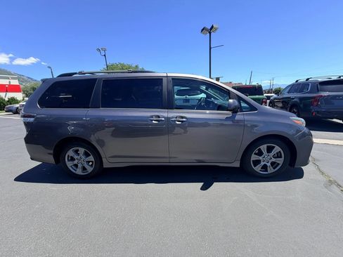 Used 2019 Toyota Sienna SE w/ SE Preferred Package AWD/4WD image 3