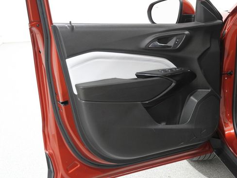 Certified 2024 Chevrolet Trax LT w/ Sunroof Package image 5