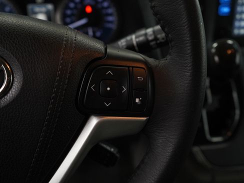 Used 2017 Toyota Sienna XLE image 19