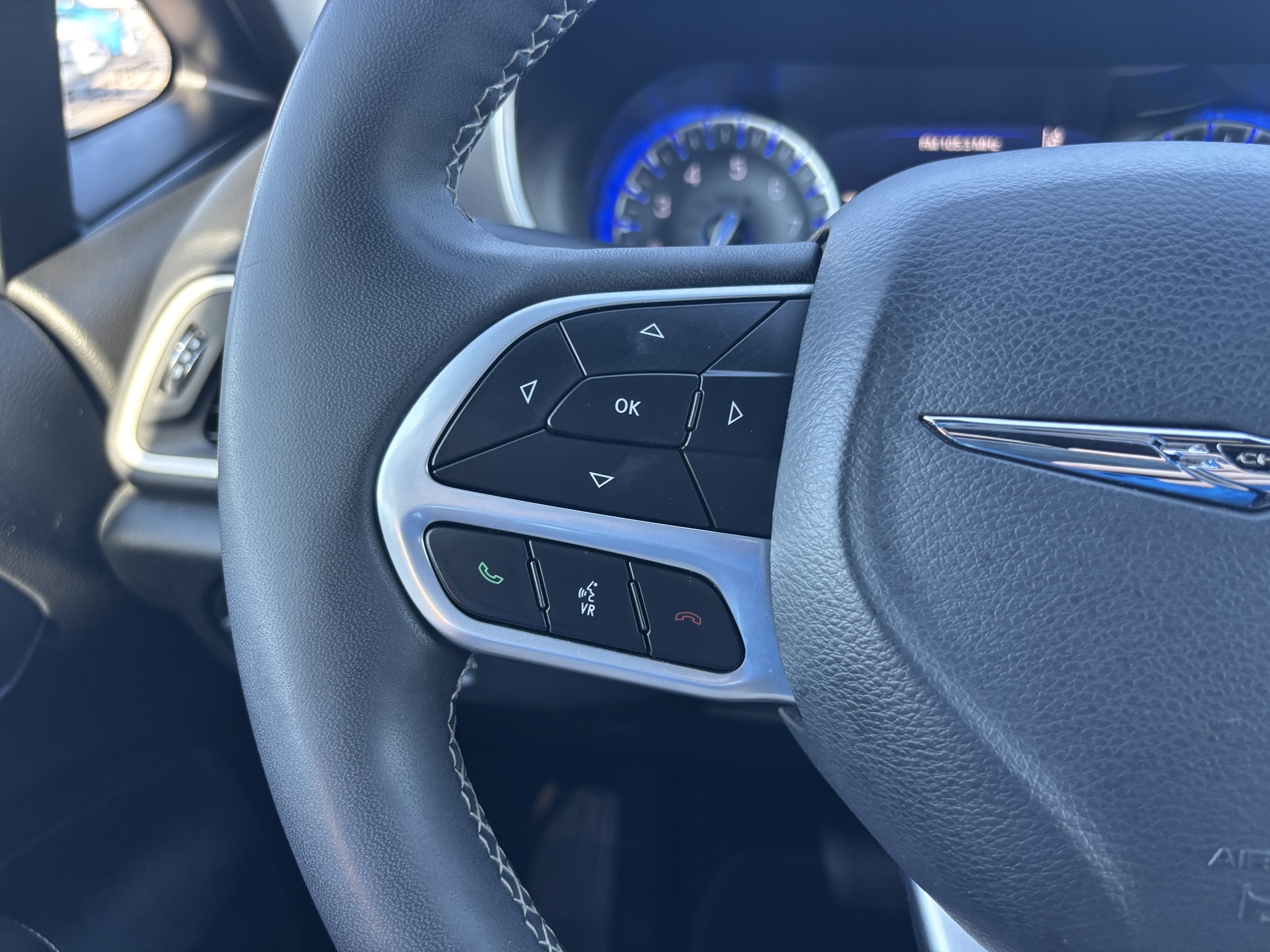 Used 2025 Chrysler Pacifica Select FWD image 18