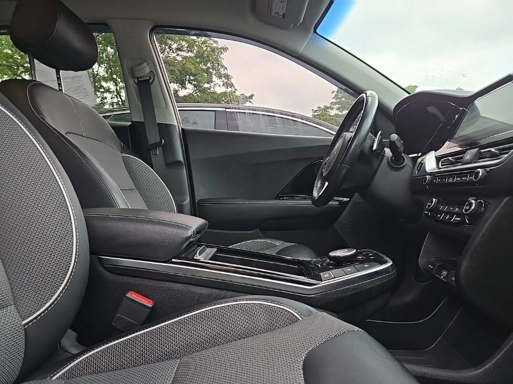 Used 2022 Kia Niro EX w/ Cold Weather Package FWD image 33
