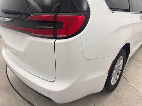 Used 2025 Chrysler Pacifica Select FWD image 18