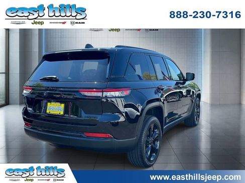 Certified 2023 Jeep Grand Cherokee Limited w/ Luxury Tech Group II AWD/4WD image 3