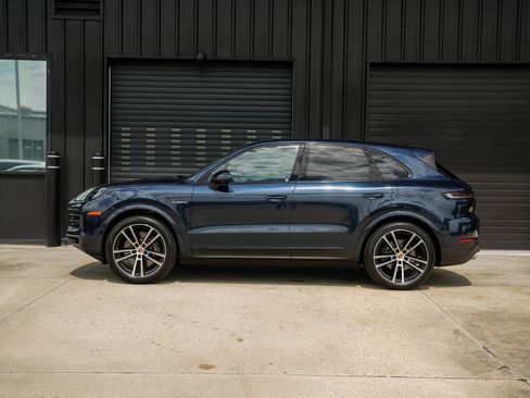 Certified 2025 Porsche Cayenne E-Hybrid image 2