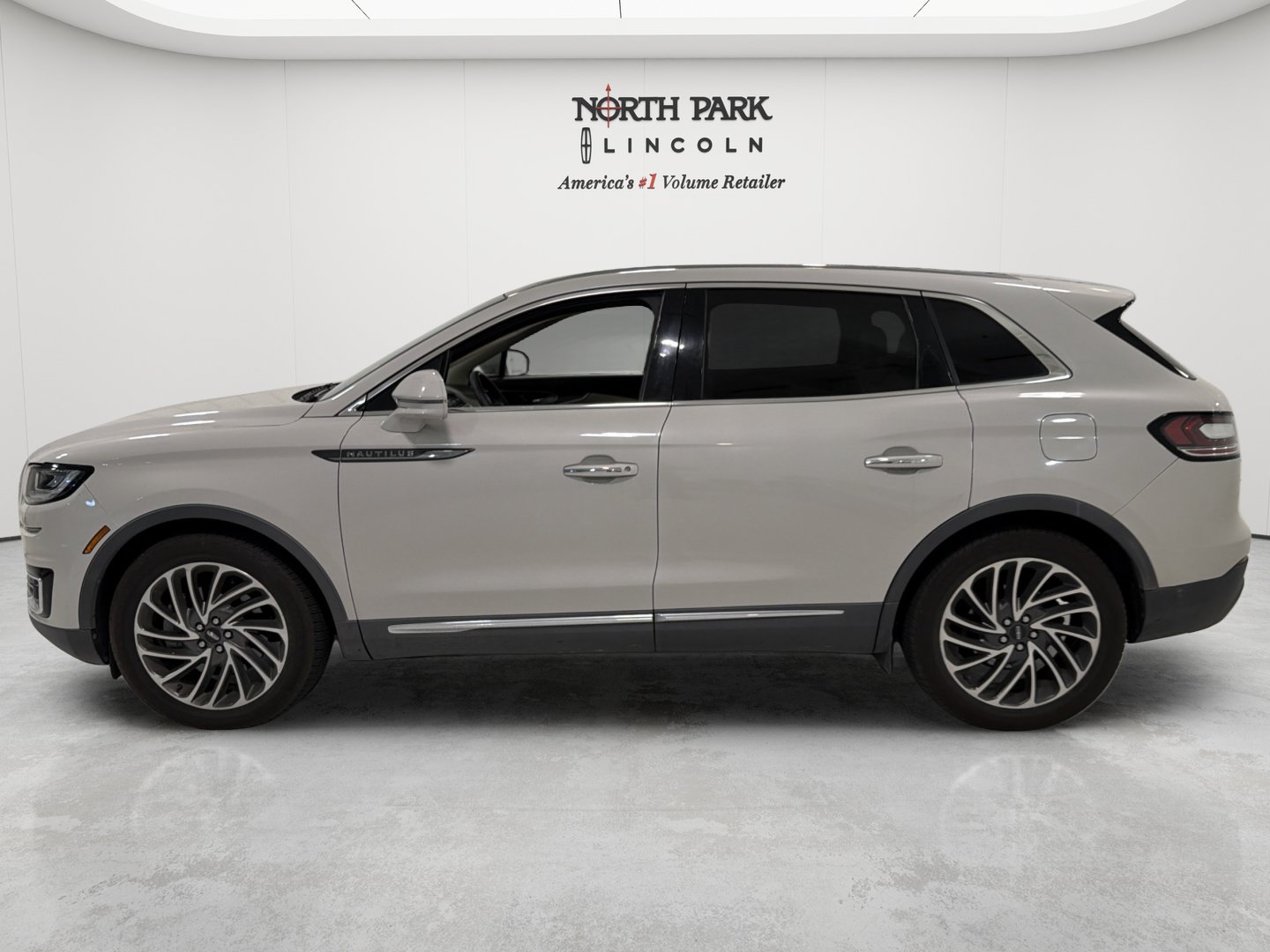 Used 2019 Lincoln Nautilus Reserve FWD image 2