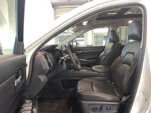 Used 2024 Nissan Pathfinder SL w/ SL Premium Package image 9