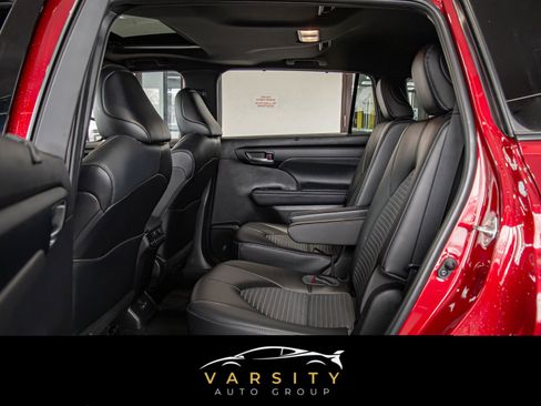 Used 2022 Toyota Highlander XSE FWD image 13
