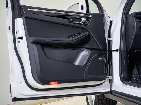 Certified 2025 Porsche Macan image 24