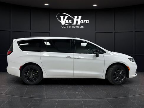 New 2026 Chrysler Pacifica Select AWD/4WD image 8