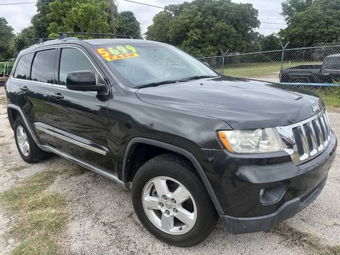 Used 2011 Jeep Grand Cherokee Laredo w/ Security & Convenience Group RWD image 4