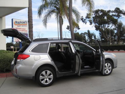 Used 2011 Subaru Outback 3.6R Limited image 9