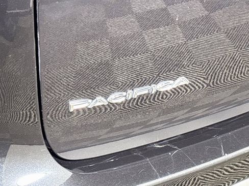 Used 2023 Chrysler Pacifica Touring-L FWD image 22