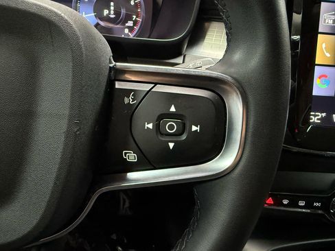 Used 2022 Volvo XC40 T4 Momentum FWD image 14