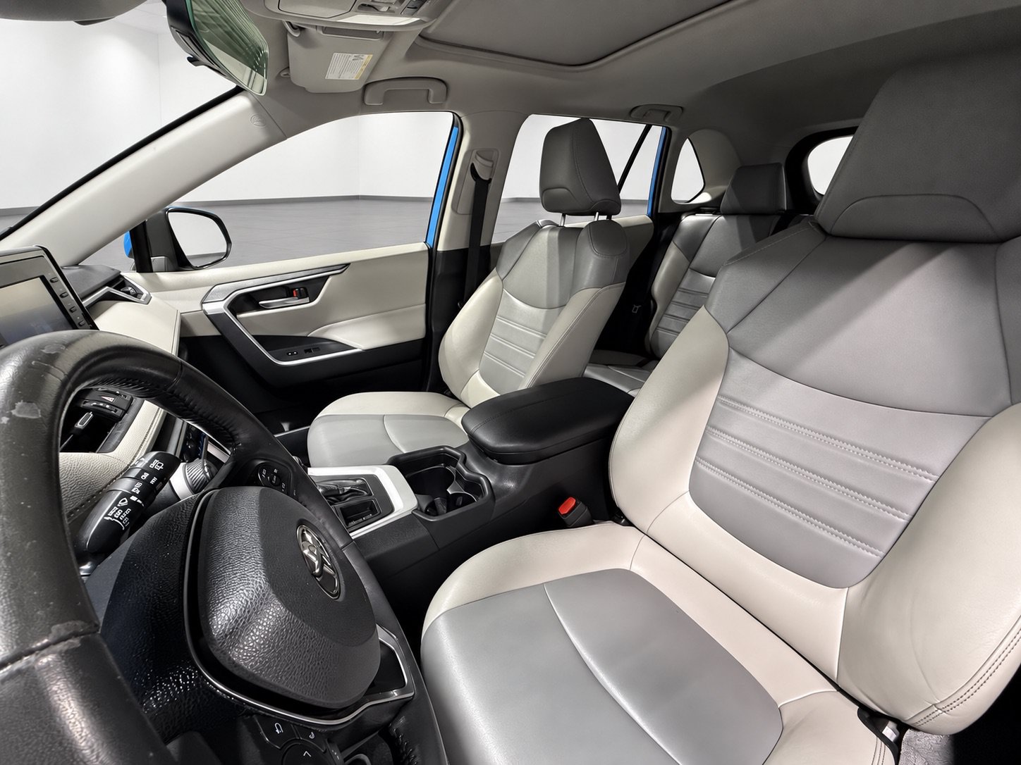 Used 2020 Toyota RAV4 XLE Premium AWD/4WD image 22