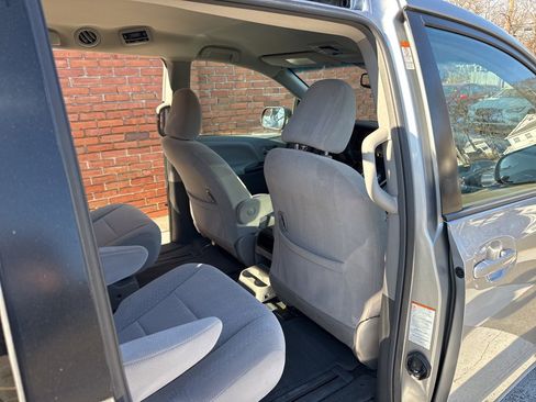 Used 2017 Toyota Sienna LE image 37