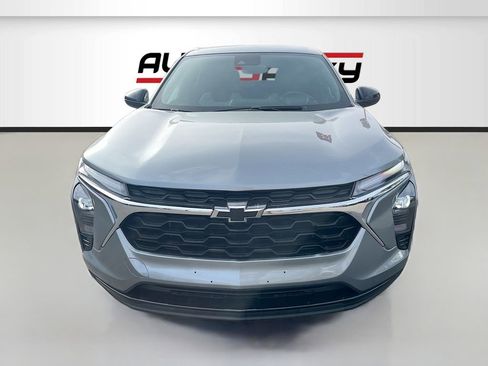 Used 2024 Chevrolet Trax RS FWD image 2