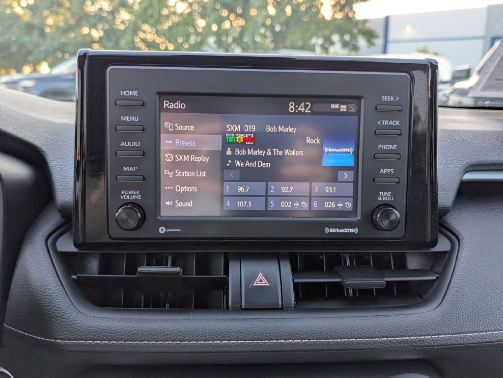 Used 2022 Toyota RAV4 XLE AWD/4WD image 5