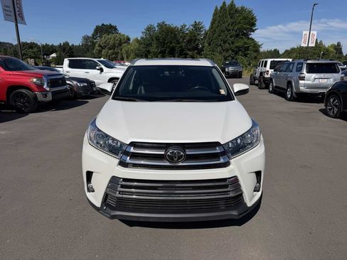 Used 2017 Toyota Highlander SE AWD/4WD image 3