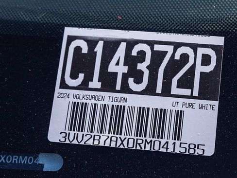 Used 2024 Volkswagen Tiguan SE AWD/4WD image 29
