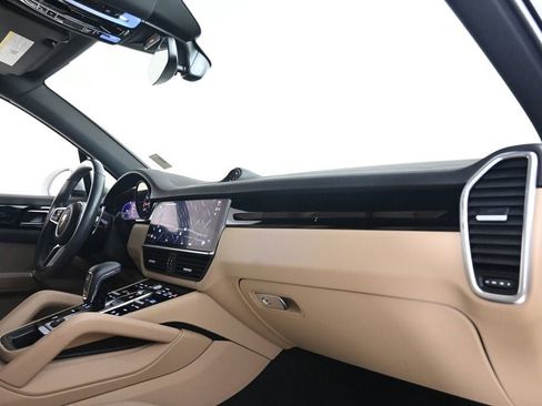 Certified 2023 Porsche Cayenne Platinum Edition AWD/4WD image 17