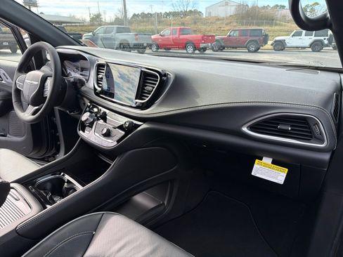 New 2026 Chrysler Pacifica Limited image 18