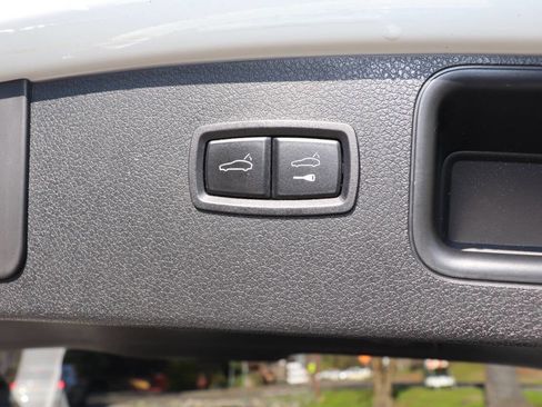 Used 2017 Porsche Macan image 41