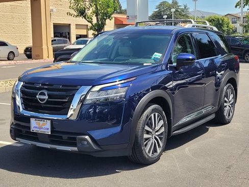 Used 2022 Nissan Pathfinder Platinum w/ Cargo Package FWD image 9