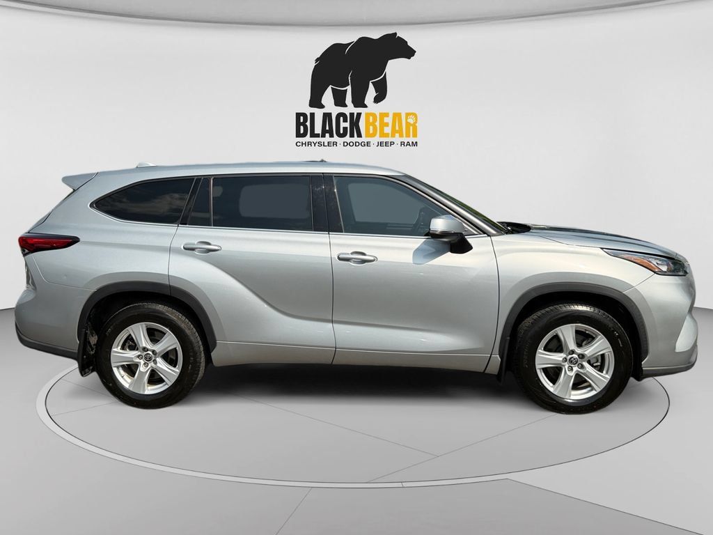 Used 2020 Toyota Highlander LE AWD/4WD image 2