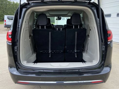 Used 2023 Chrysler Pacifica Limited FWD image 27
