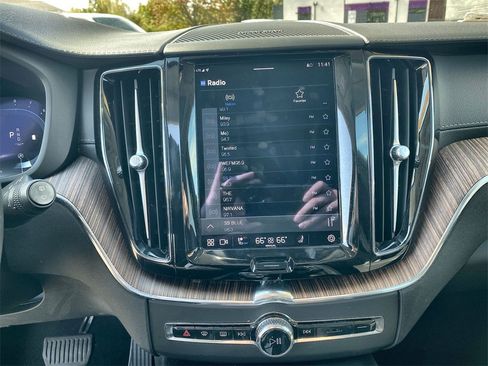 Used 2023 Volvo XC60 B5 Ultimate w/ Climate Package image 12