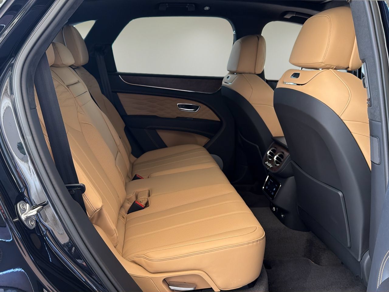 Used 2025 Bentley Bentayga AWD/4WD image 26