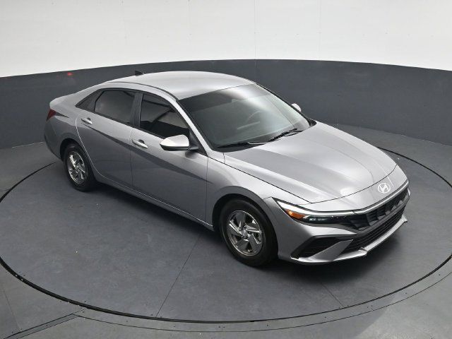 Used 2025 Hyundai Elantra SE FWD image 23