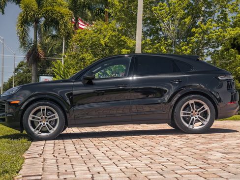 Used 2025 Porsche Cayenne Coupe AWD/4WD image 2