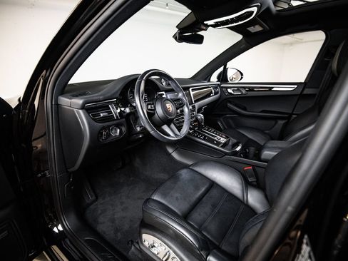 Certified 2024 Porsche Macan AWD/4WD image 4