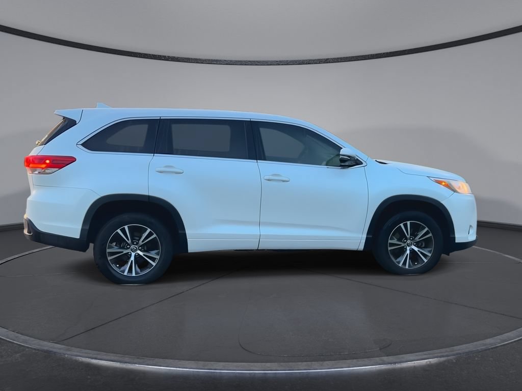 Used 2017 Toyota Highlander Plus FWD image 9