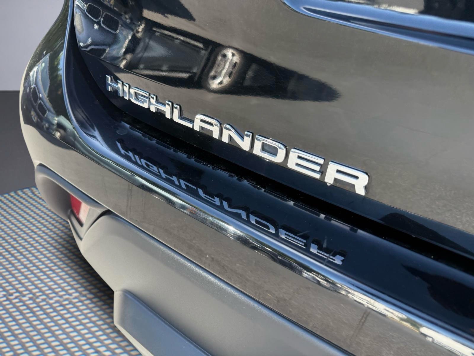 Used 2021 Toyota Highlander XLE AWD/4WD image 6